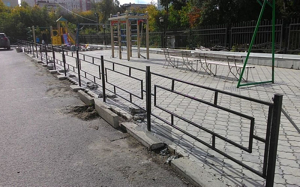 Металлическое газонное ограждение из профильной трубы на столбиках